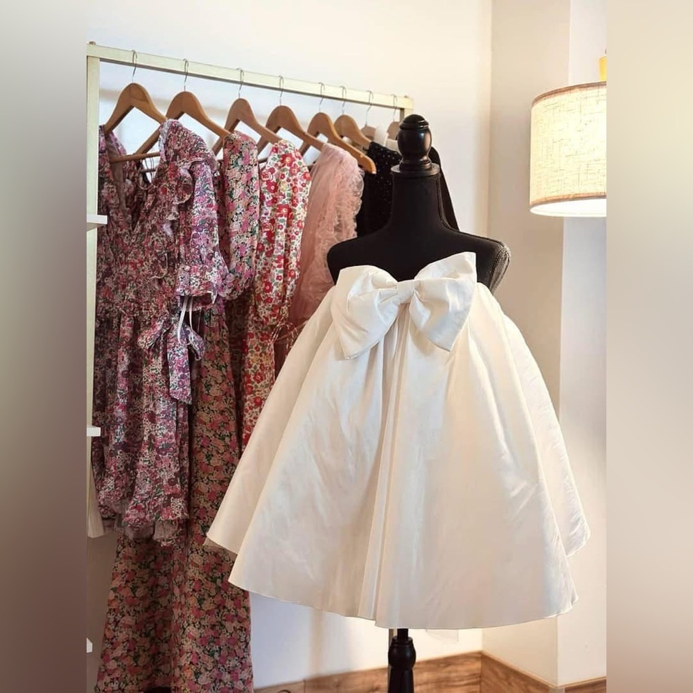 Elegant White Strapless Dress with Bow can use for maternity photo - Picture 5 of 5